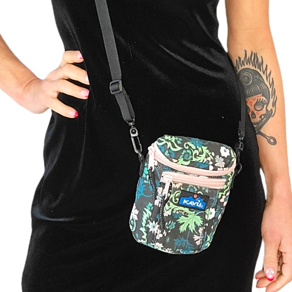 Vintage Kavu 5x6 Peak Seeker Crossbody Bag Blue Zip Closure